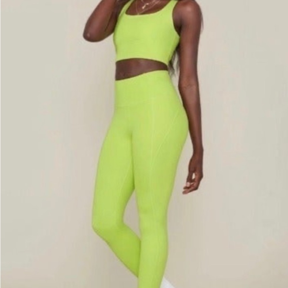 Girlfriend Collective Leggings
High rise
Lime green
Stretchy breathable fabric